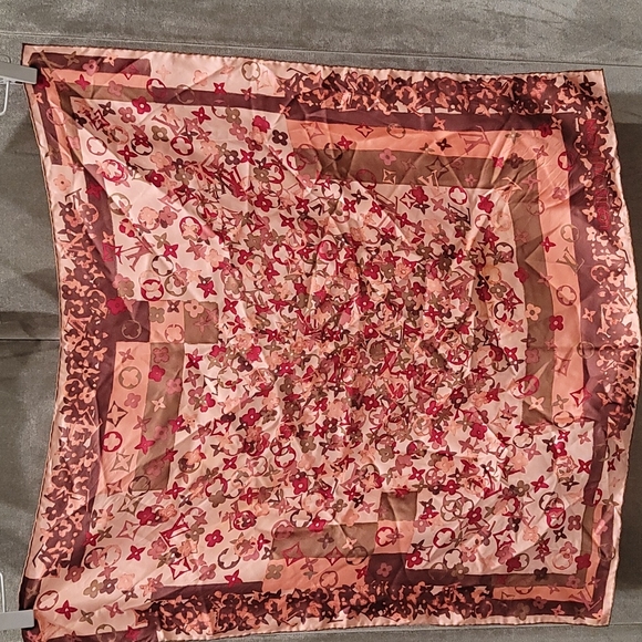 LOUIS VUITTON silk scarf - Picture 3 of 5